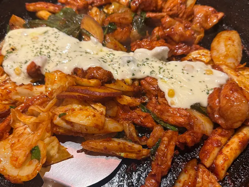 치즈 닭갈비의 풍성한 비주얼