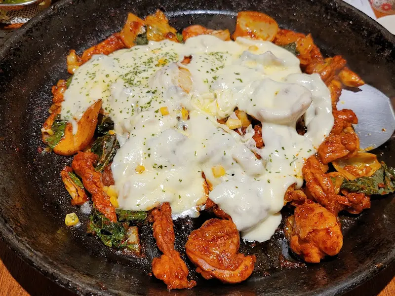 모락모락 김이 나는 치즈 닭갈비