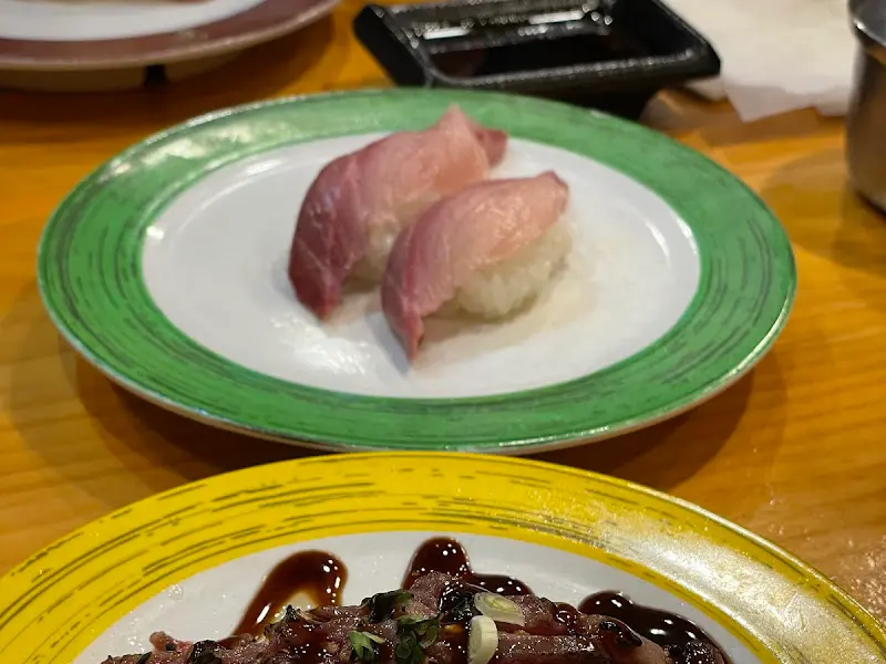 다채로운 색감의 초밥 접시들