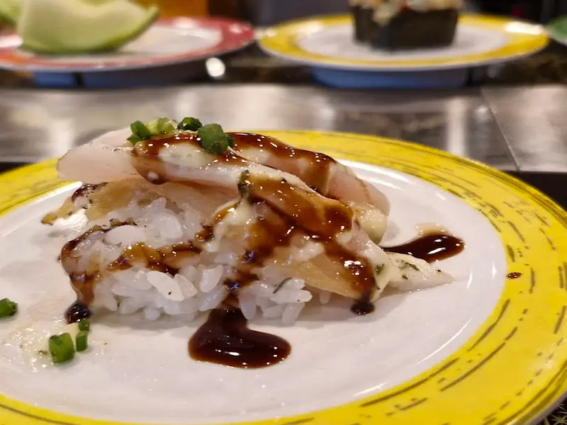 소스가 뿌려진 초밥