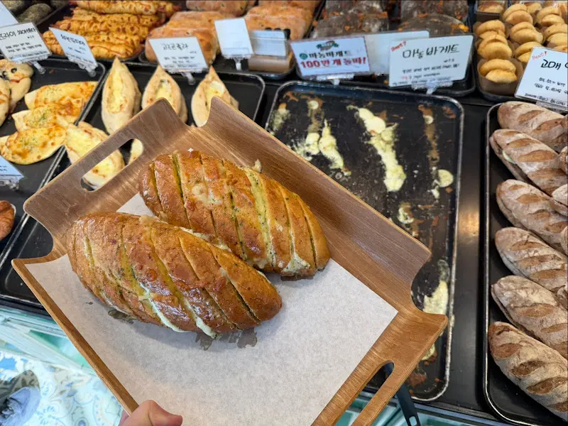 나무 쟁반 위에 놓인 제주 마농 바게트