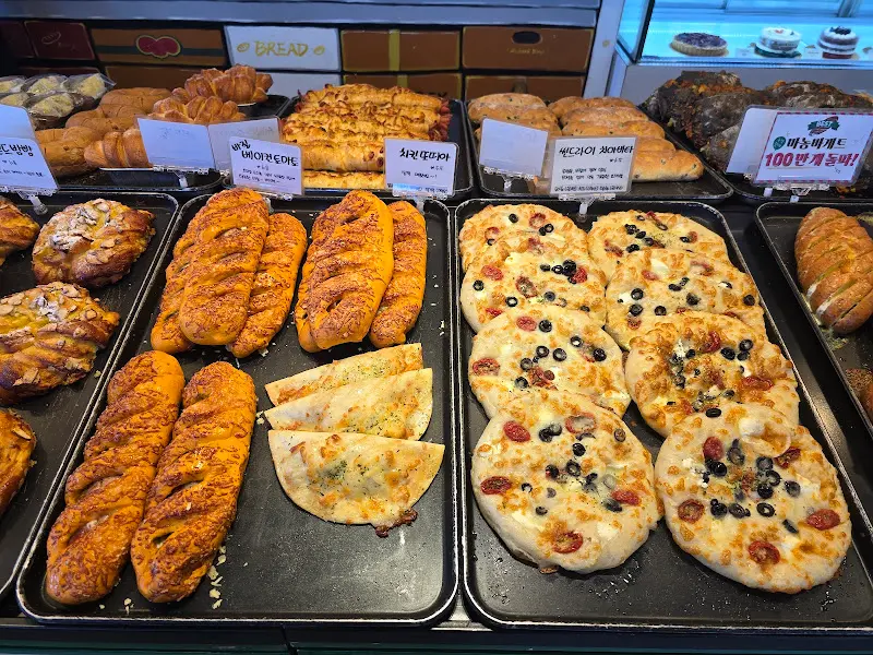 쇼케이스 안의 다양한 빵들