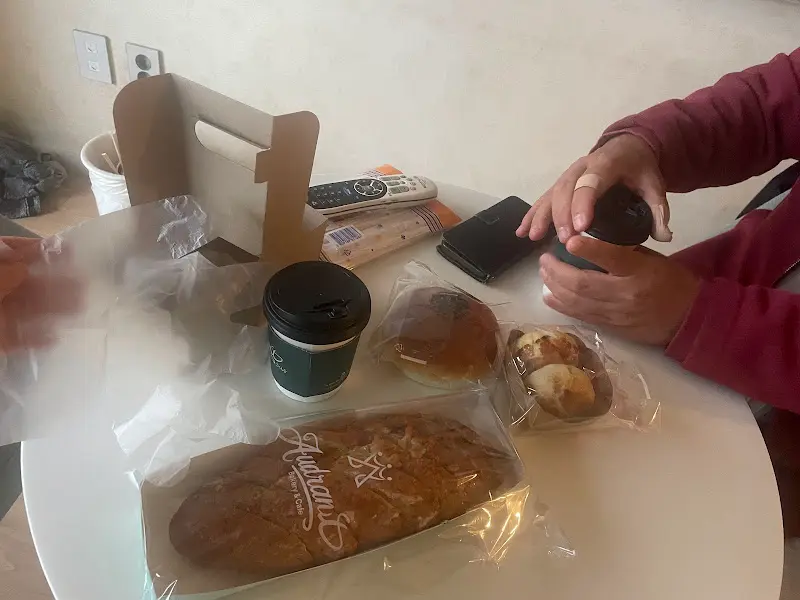 포장된 빵과 커피