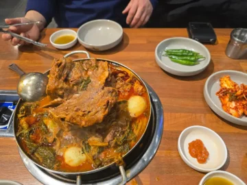 칼칼함에 땀샘 폭발! 용산 뼈해장국 맛집에서 얼큰한 행복 찾기