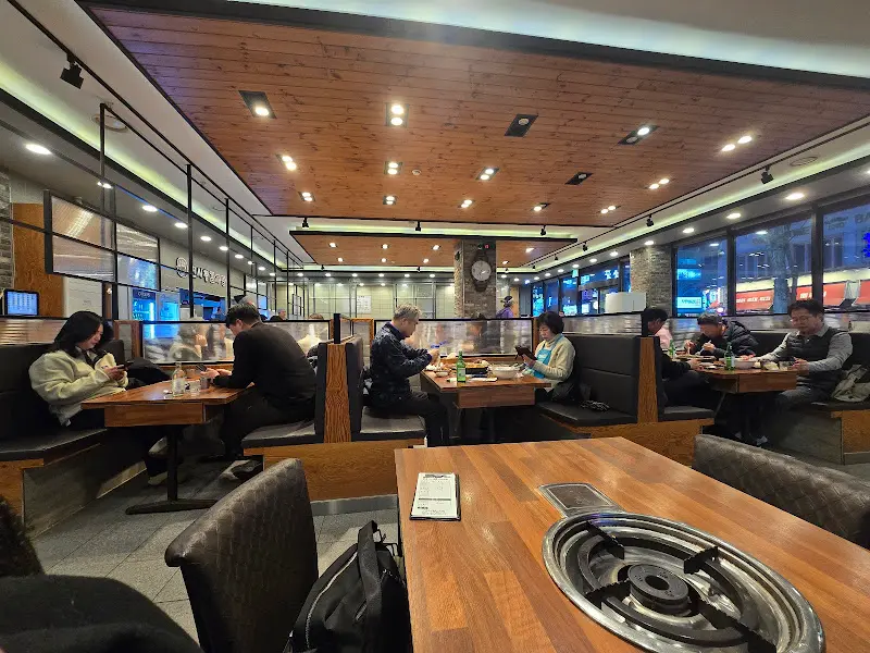 넓고 깔끔한 식당 내부