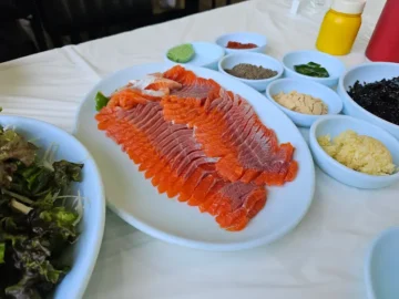 금강 뷰 맛집에서 즐기는 혼밥의 여유, 공주 ‘미마지’에서 송어회의 향연
