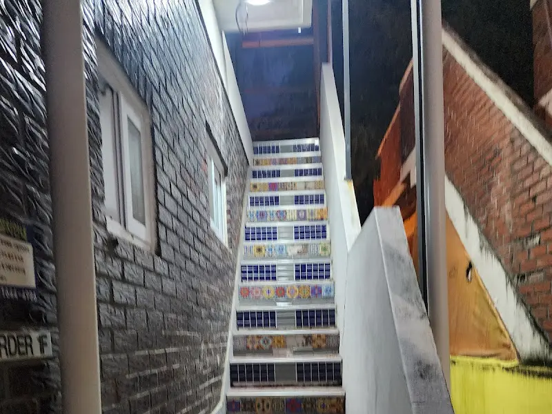 산에 핀 단지 계단