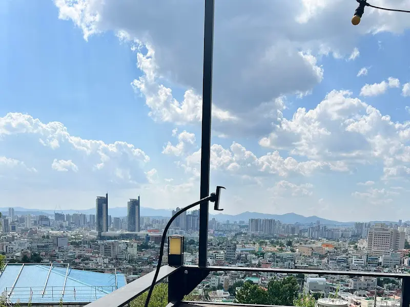 산에 핀 단지 뷰