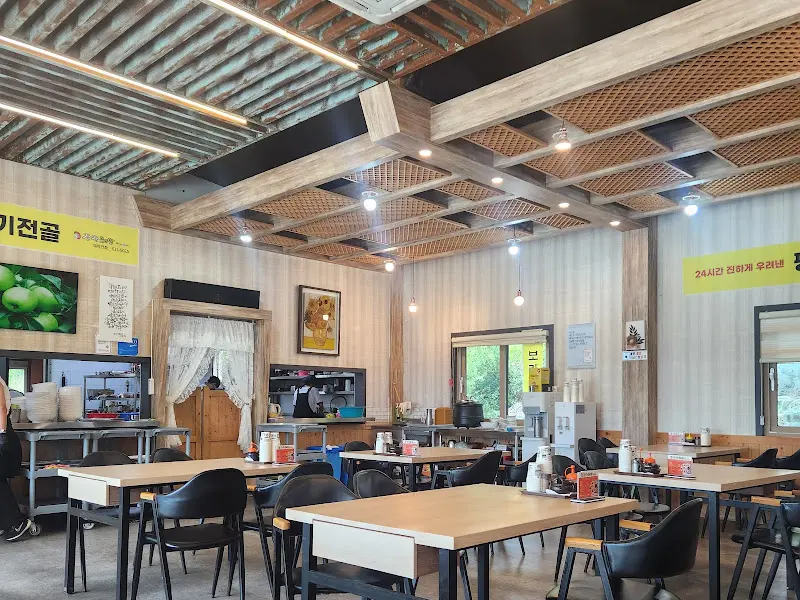 넓고 쾌적한 식당 내부