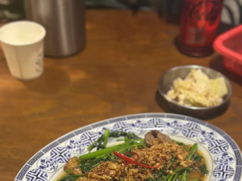 싱싱한 채소가 곁들여진 메뉴