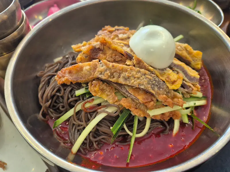 육전이 듬뿍 올라간 진주물냉면