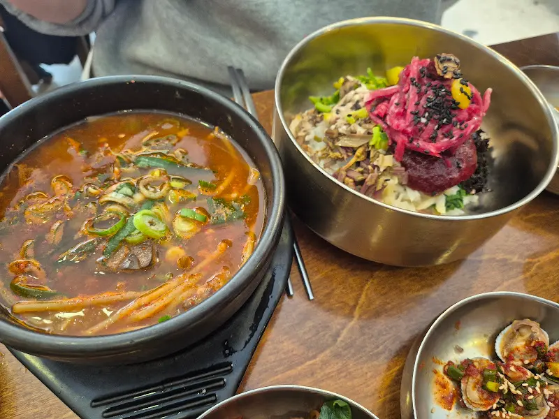 육회비빔밥과 선지국의 환상적인 조합