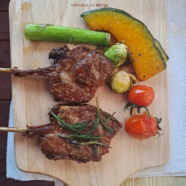 먹음직스러운 고기 한상차림