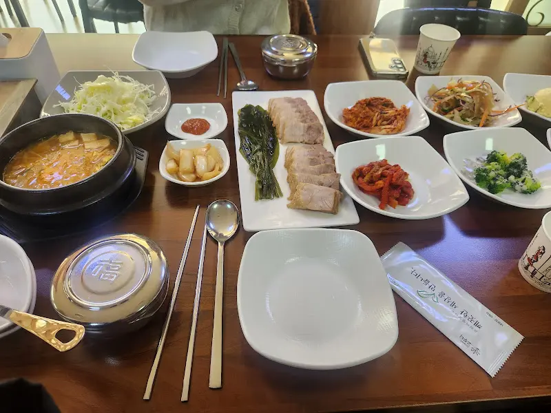 정갈하게 차려진 한 상