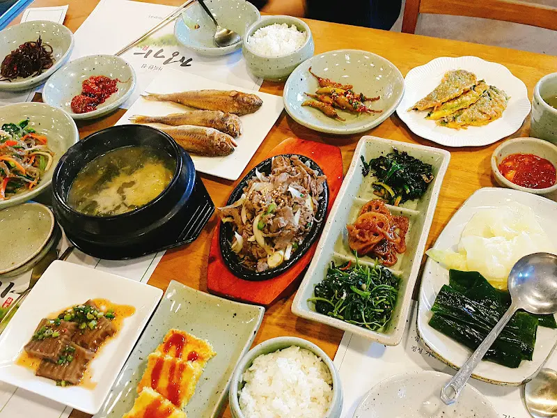 다양한 반찬들이 가득한 정식 한 상