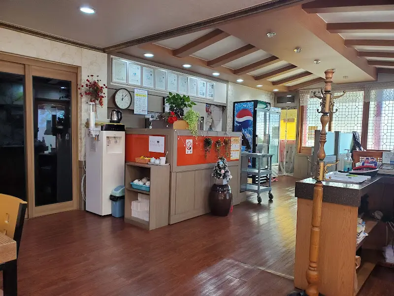 깔끔하고 정돈된 식당 내부