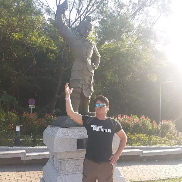 근엄한 장군 동상