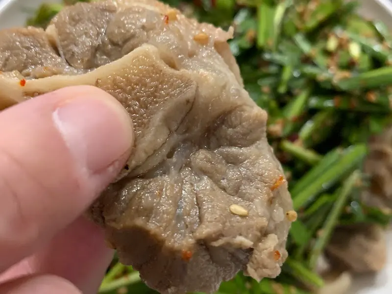 꼬리수육과 부추