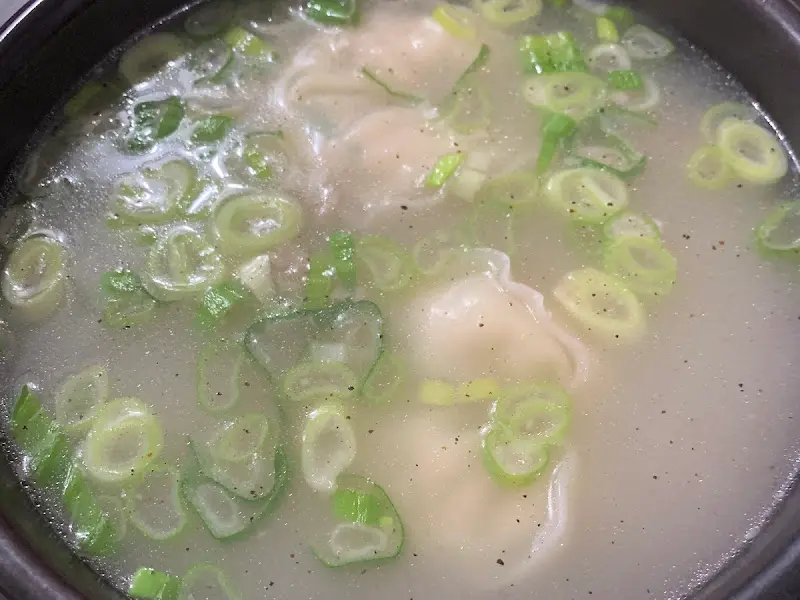 설렁탕 속 고기와 소면