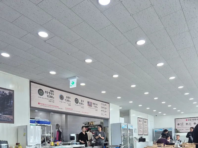 깔끔하고 넓은 식당 내부