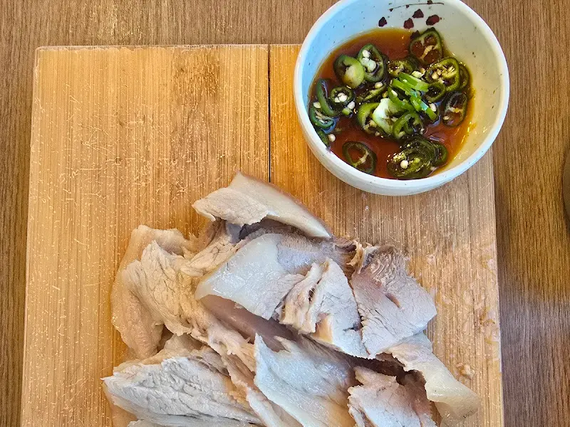 윤기가 흐르는 흑돼지 수육