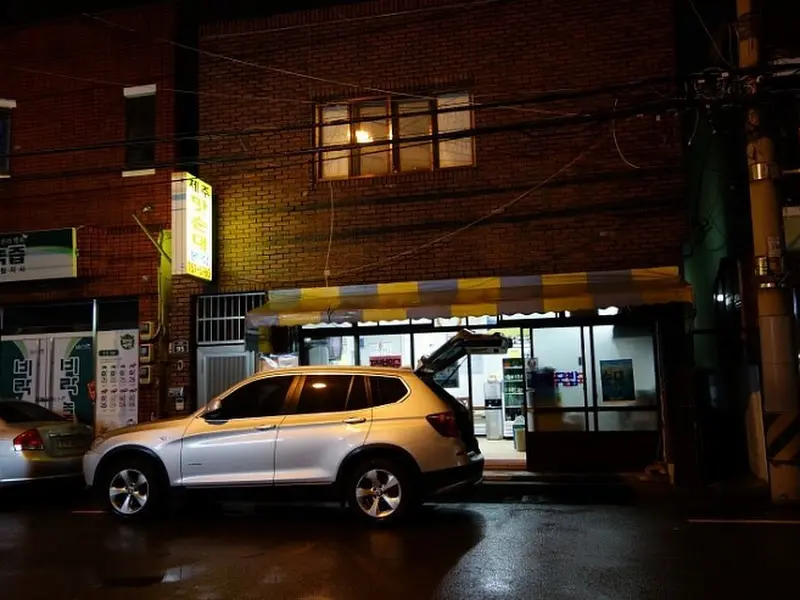 밤에 더욱 운치있는 가게 외관