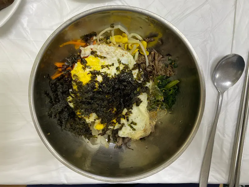 색색깔의 고명이 아름답게 올려진 산채비빔밥