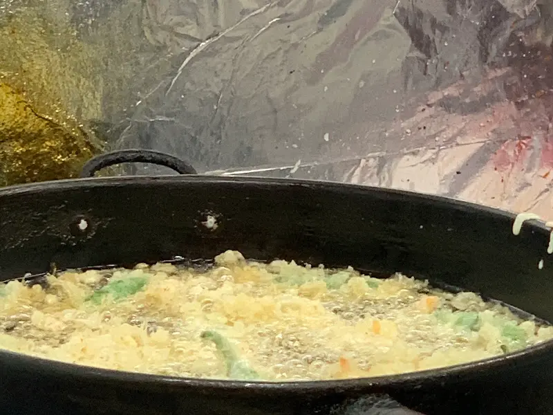 튀김이 튀겨지는 모습