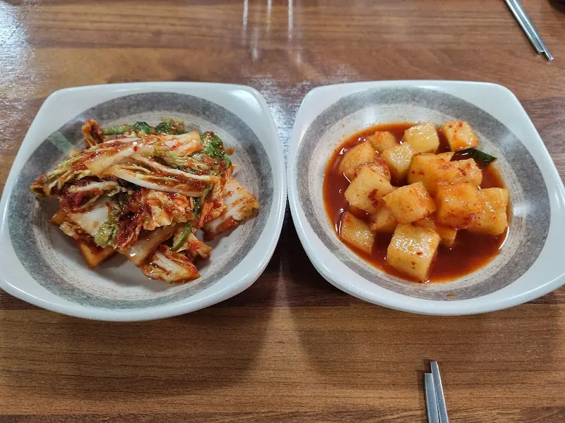 잘 익은 김치와 깍두기