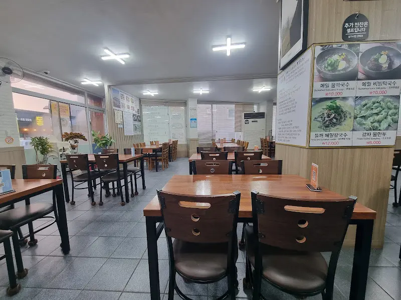 식당 내부 테이블