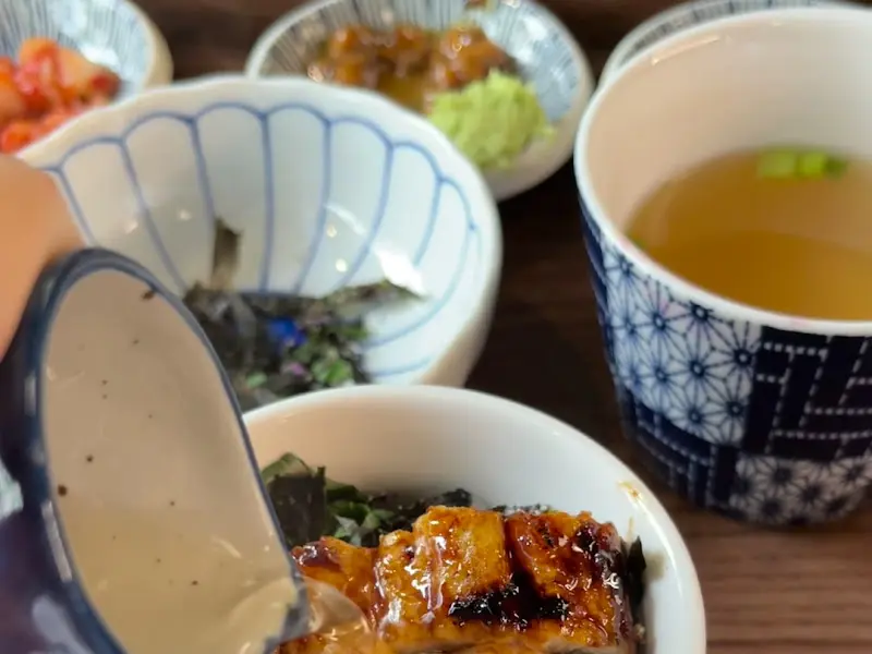 녹차물 붓는 장면