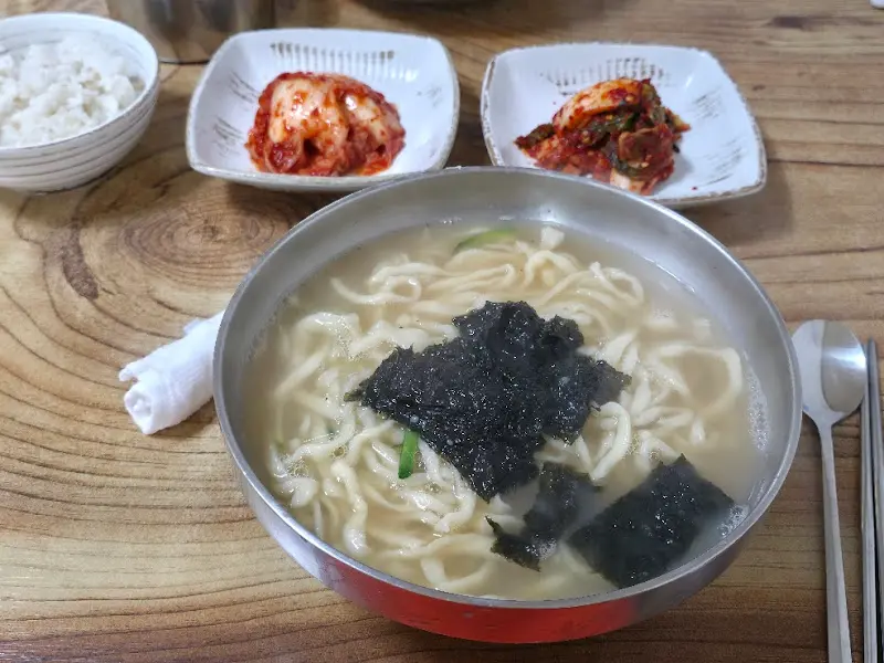 다진 양념 넣은 칼국수
