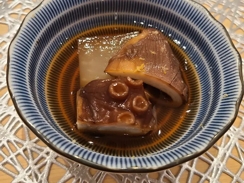 윤기가 흐르는 문어 조림