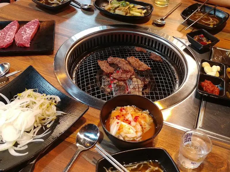 소고기 구워지는 모습