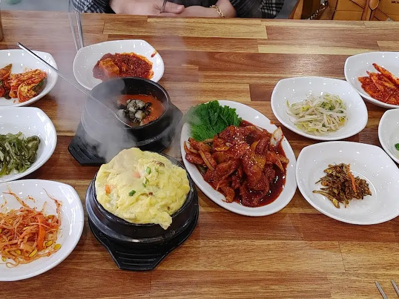 다채로운 반찬들이 테이블 위에 놓여 있는 모습