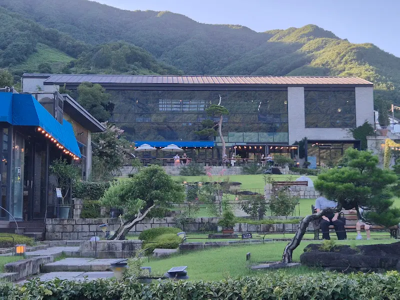 덕천식당 외부 야경