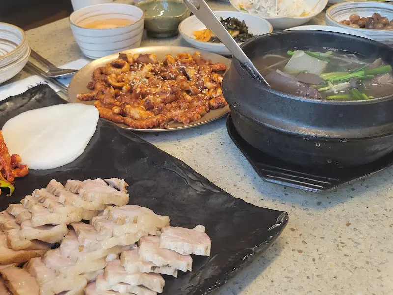 가지런히 담겨져 나오는 메뉴들