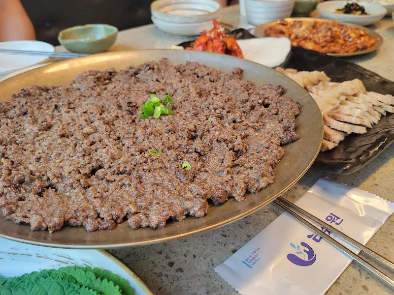 윤기가 흐르는 바싹불고기의 모습