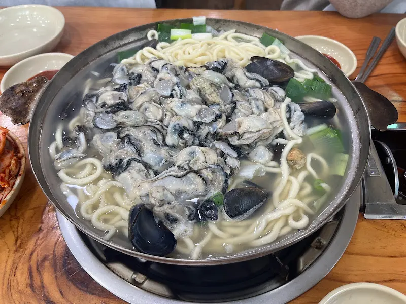 해물칼국수 끓는 모습