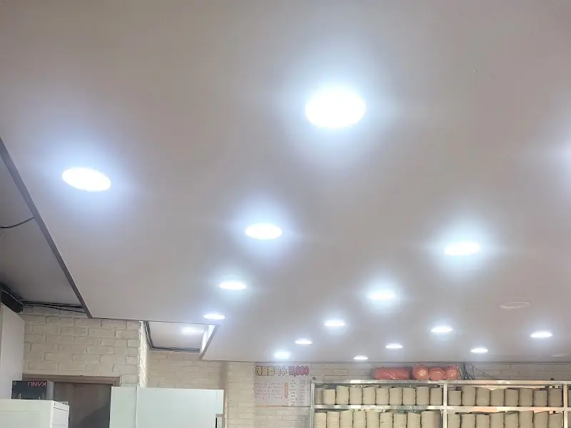 식당 천장 조명