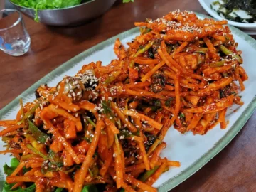 추억과 새로움이 공존하는, 마산 오징어무침회 맛집 기행