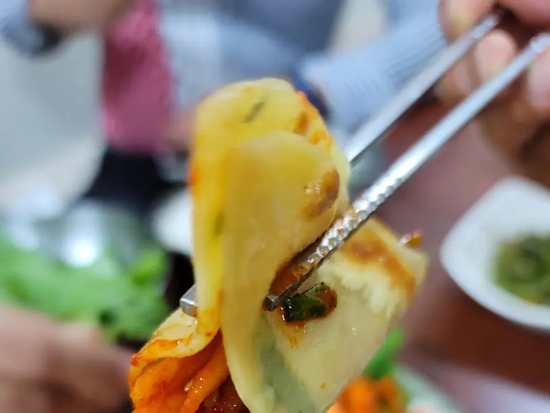 납작만두와 오징어무침회의 환상적인 조합