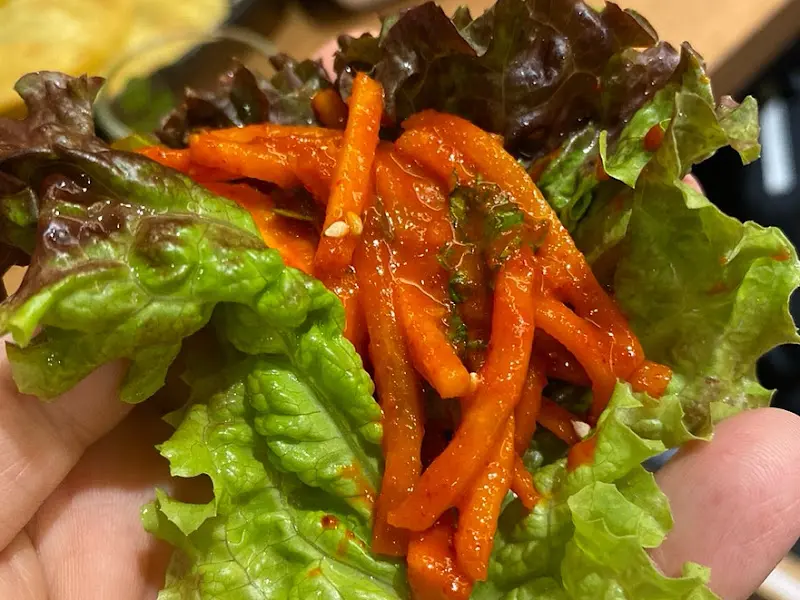 채소쌈과 함께 즐기는 오징어무침회