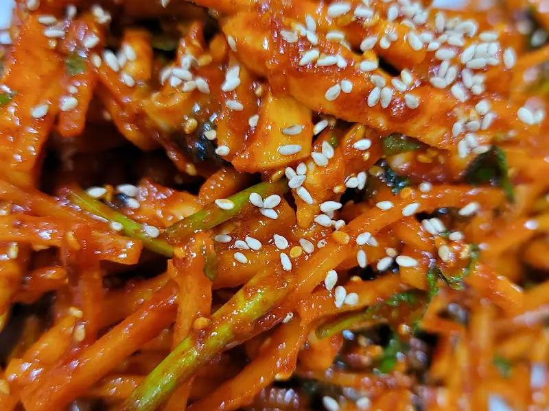 싱싱한 오징어무침회의 클로즈업 샷