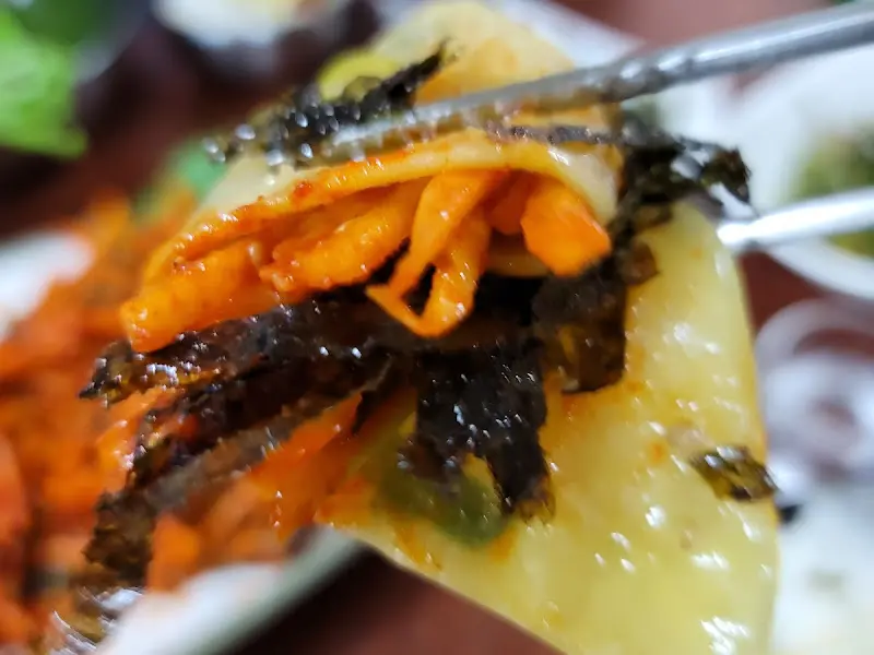 납작만두에 싸먹는 오징어무침회