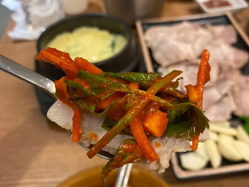 오징어무침회와 수육의 조합