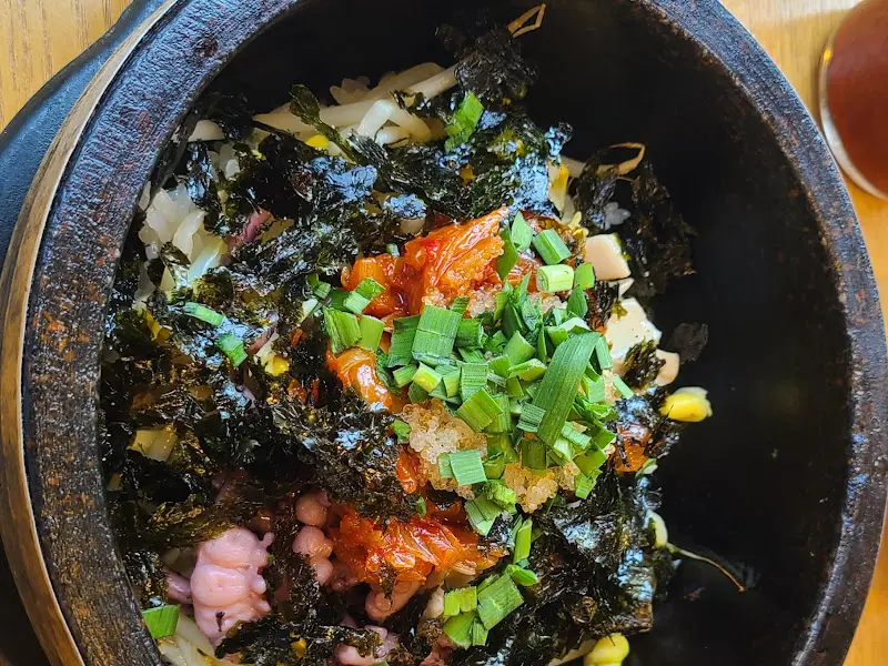 윤기가 자르르 흐르는 낙지돌솥비빔밥