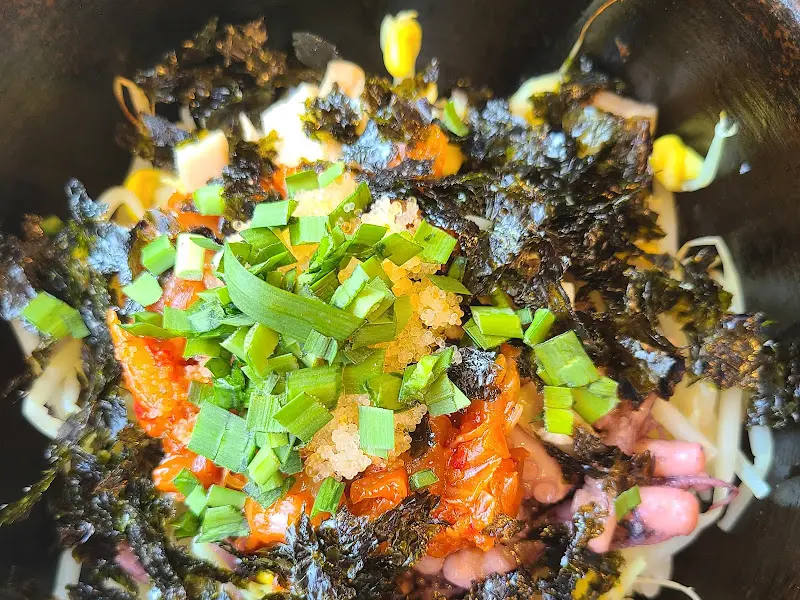 클로즈업으로 보니 더욱 먹음직스러운 비빔밥