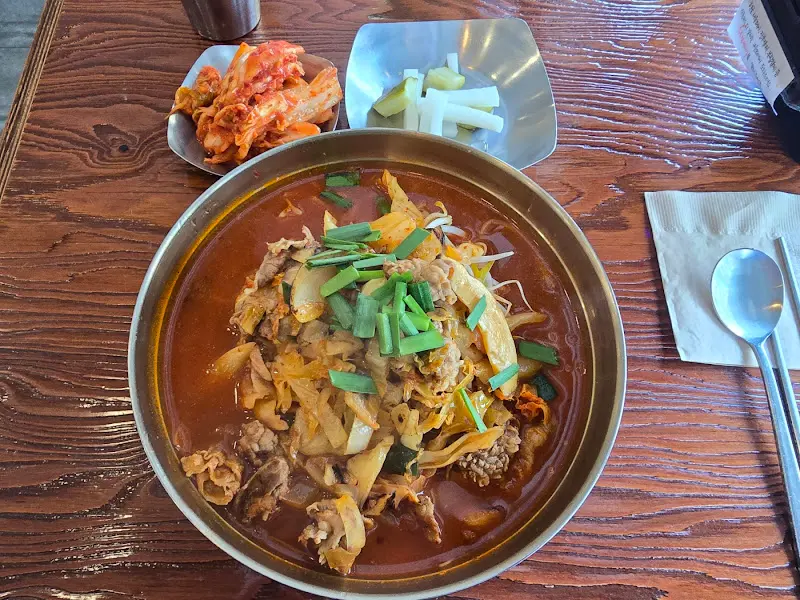 고기칼국수와 곁들임 반찬