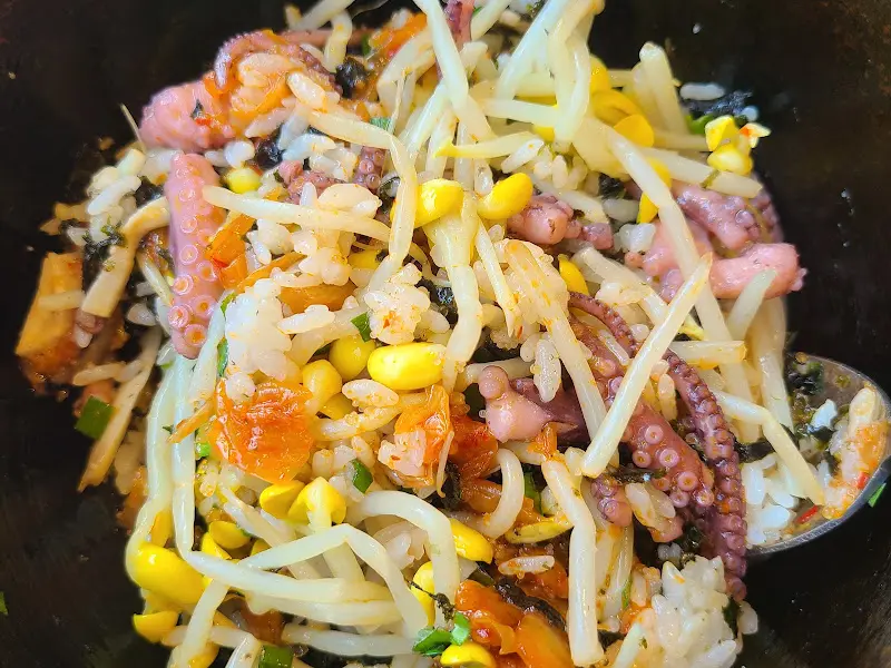 숟가락 위에 푸짐하게 올려진 비빔밥